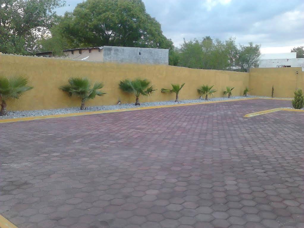 Monte Salerno Hotel & Suites Montemorelos Exteriör bild