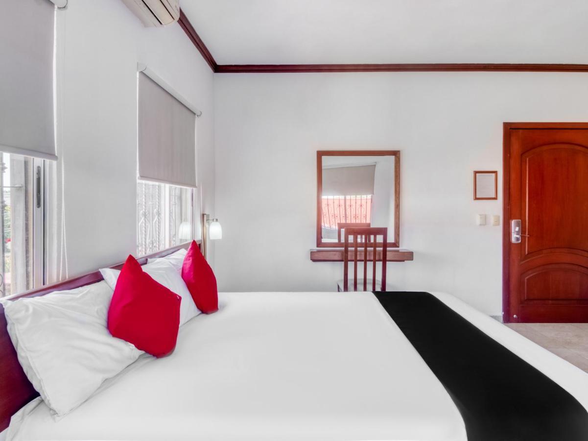 Monte Salerno Hotel & Suites Montemorelos Exteriör bild